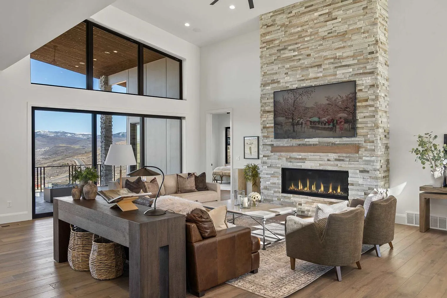6 bed, 8.0 bath, 8492 sqft, $31,518 — Photo 2