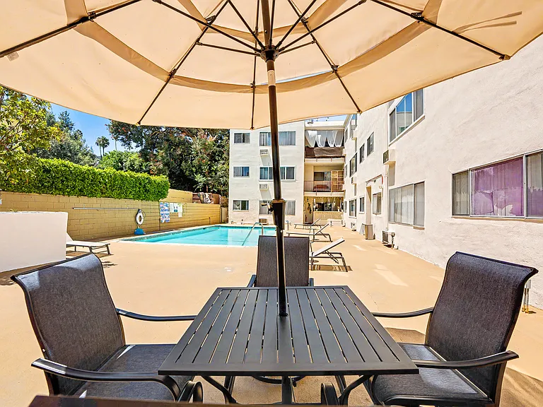 Hollywood Apartments — Photo 28