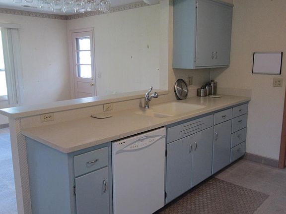 Kitchen w/solid surface countertops