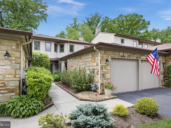 34 Woodmont Dr, Lawrence Township, NJ 08648