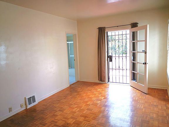 5th image of 32 Southwood Dr