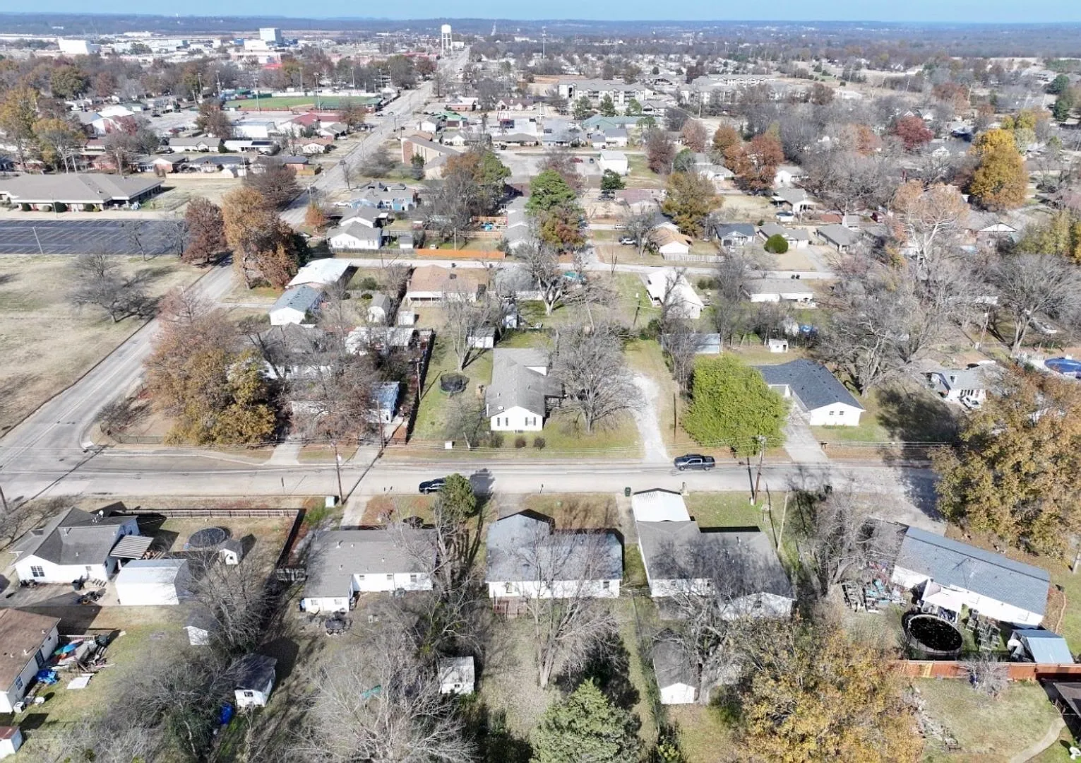 3 Bedroom 2 Bath home | Fenced in back yard | In Town — Photo 4