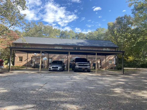 8938 University Dr, Commerce, GA 30529