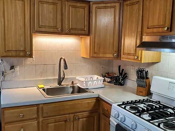 5th image of 1567 Bedford St #2F