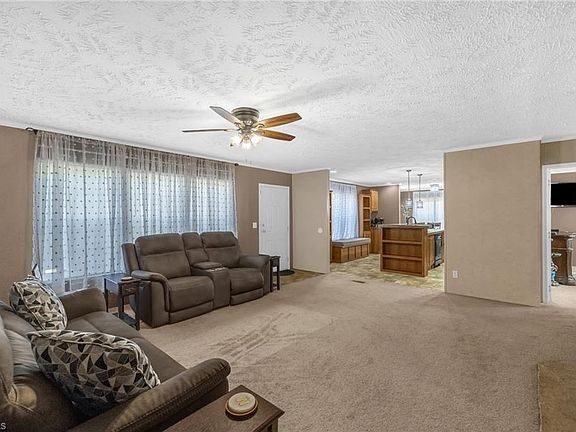 5th image of 270 Belleville Dr
