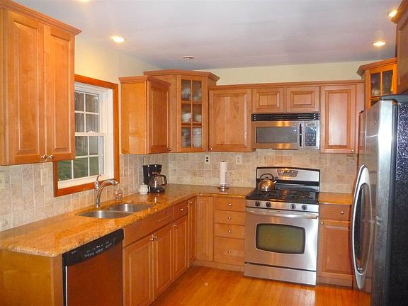 3rd image of 17 Deerfield Pl