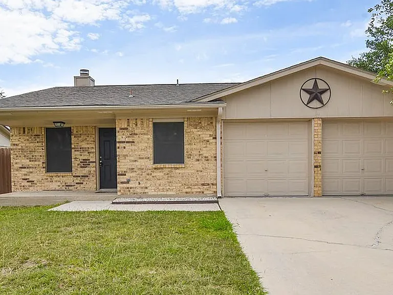 2301 Lago Trl — Photo 1