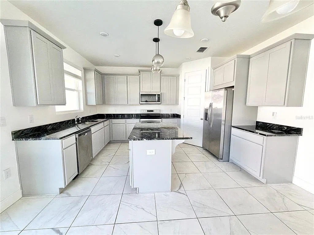 5 bed, 3.0 bath, 3044 sqft, $3,100 — Photo 3