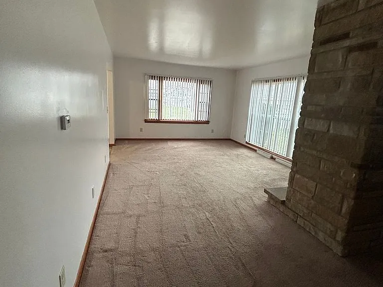 926 E Main St — Photo 5