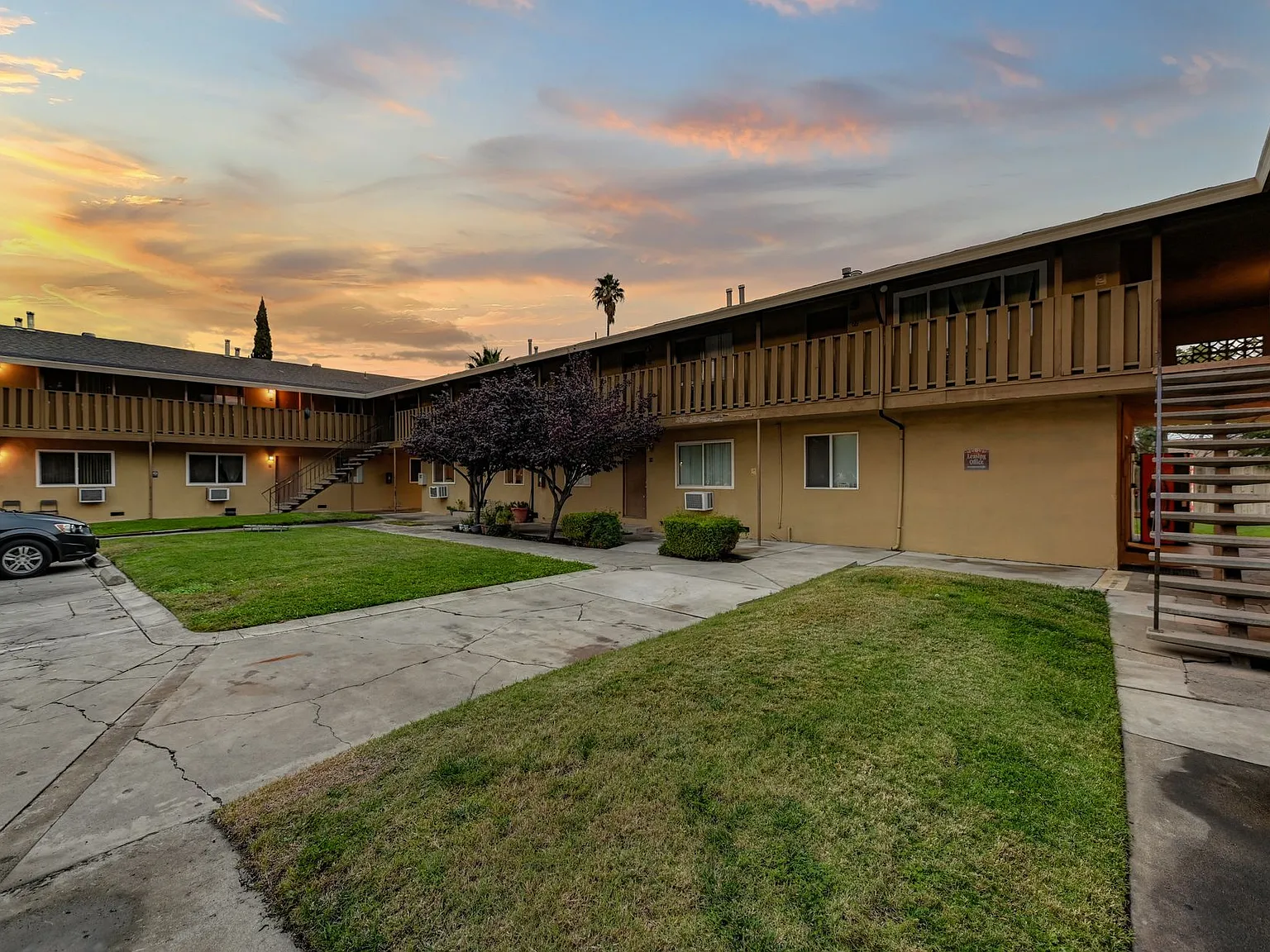 Sierra Court Apartments — Photo 2