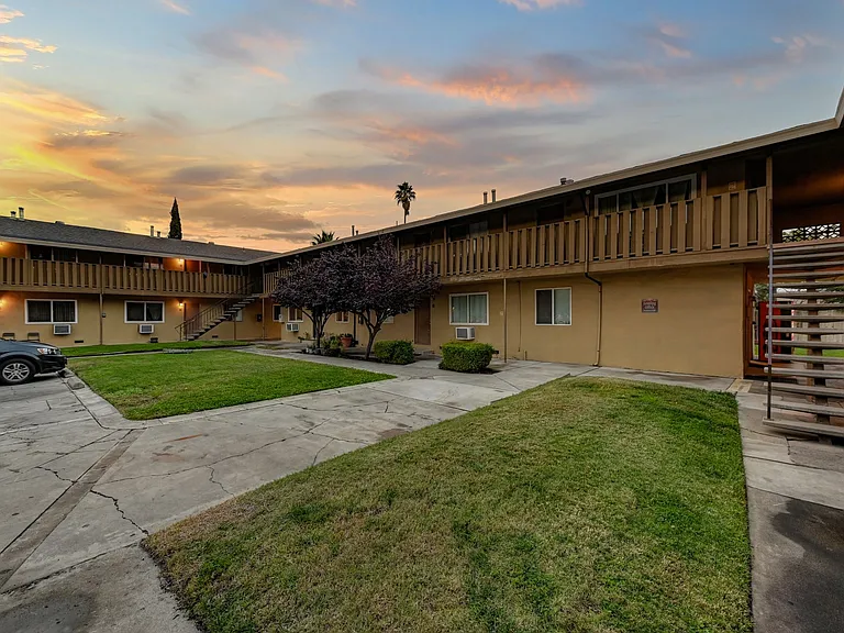 Sierra Court Apartments — Photo 2