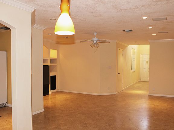 5th image of 2032 Discovery Cir E