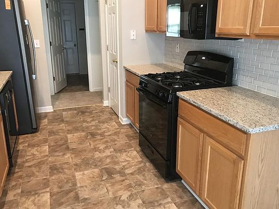4th image of 712 Hillmont Dr