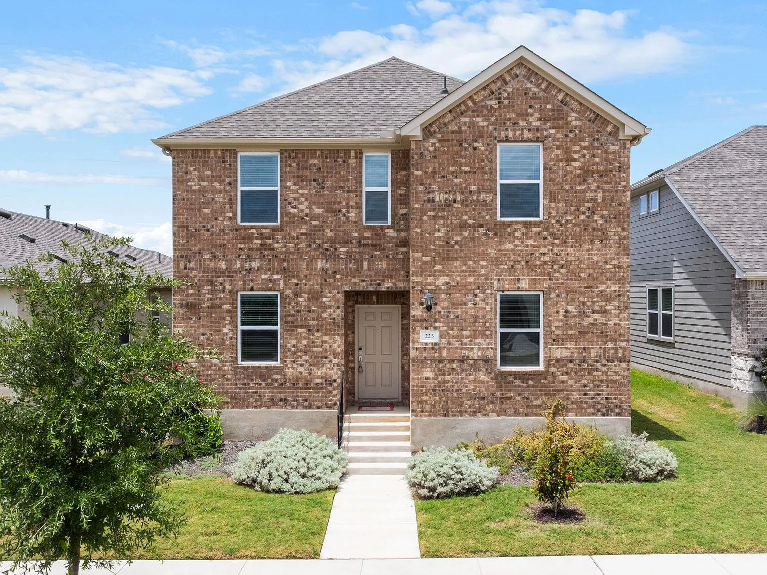 4 bed, 3.0 bath, 1880 sqft, $2,199 — Photo 1