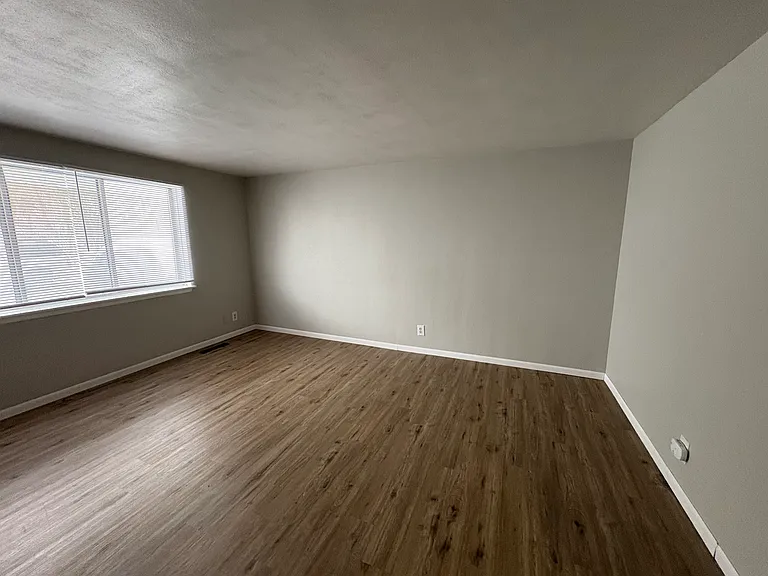 760 E Shore Dr — Photo 2