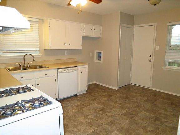 5th image of 900 Lorrie Dr