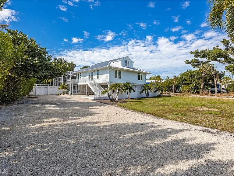 424 Lagoon Dr — Photo 2