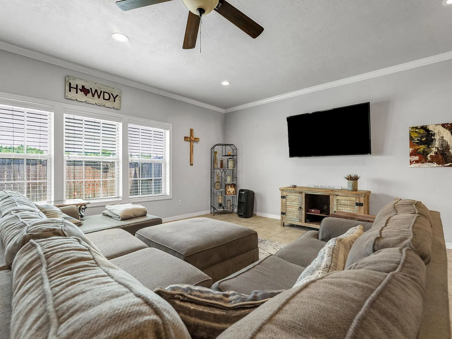 1430 Crescent Ridge Dr — Photo 2
