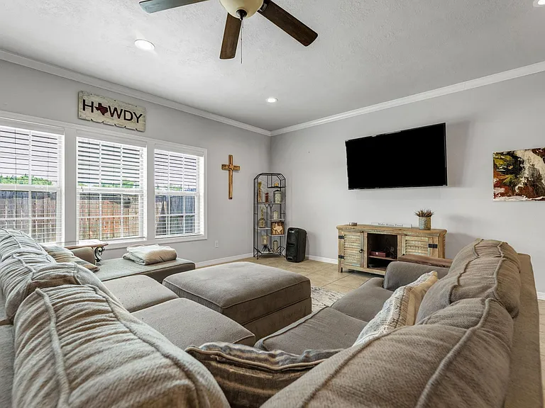 1430 Crescent Ridge Dr — Photo 2
