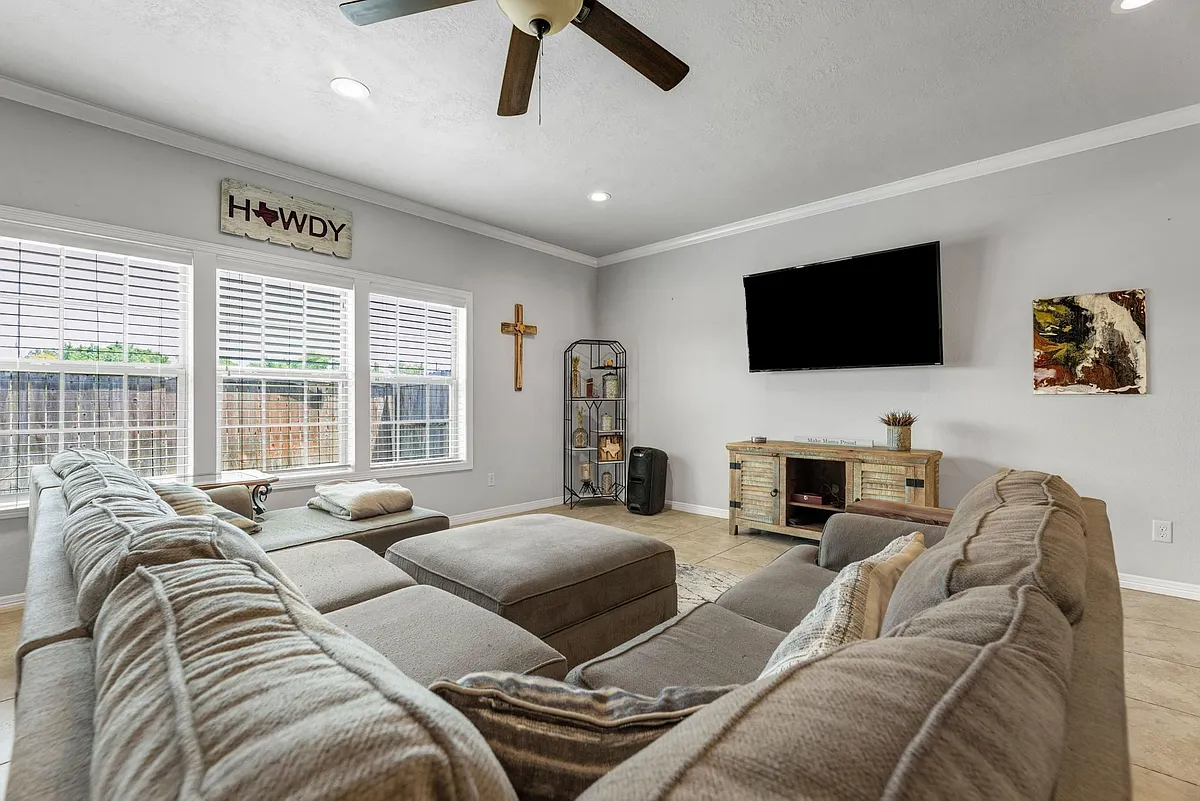 Building Photo - 1430 Crescent Ridge Dr