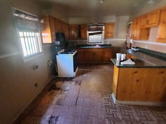 4th image of 914 Crockett St