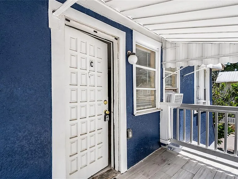 418 E Amelia Ave #C — Photo 2