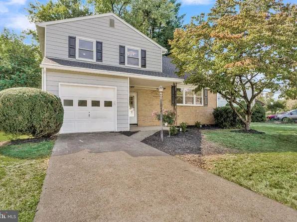 6054 Edward Dr, Mechanicsburg, PA 17050