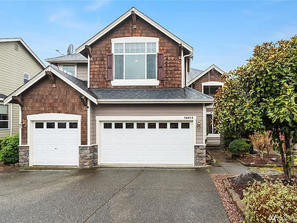 Spectacular, well maintained 2007 Craftsman located in the highly sought out Cherry Hill Vista neighborhood! Walking distance to downtown Duvall, amenities, and dog park.