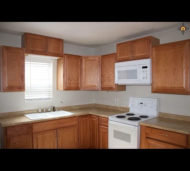 321 E Albertson Dr — Photo 2