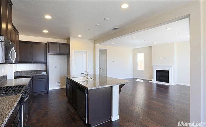 4 bed, 2561 sqft, $3,395 — Photo 4