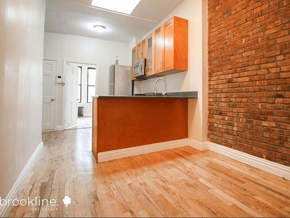 3rd image of 553 Wilson Ave #2RL