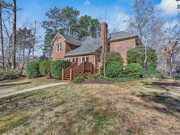 3rd image of 410 E Woodbury Ln