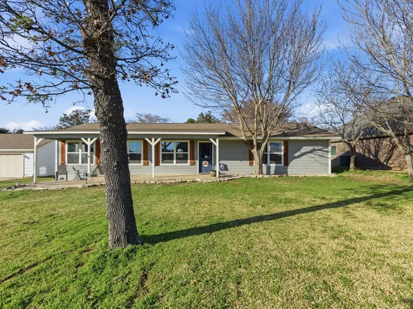 143 Mohave Dr E, Lake Kiowa, TX 76240