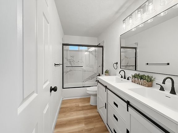 3rd image of 139 Glacier Ct