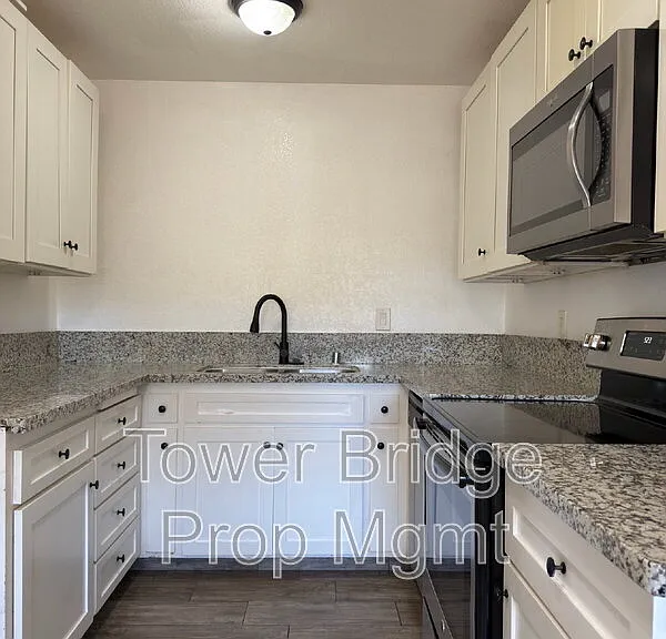 1724 Wright St #2 — Photo 4