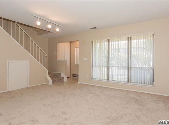 4th image of 35 W Pond Ct