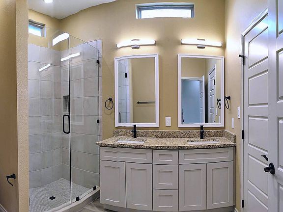 4th image of 835 Birch Ln #17