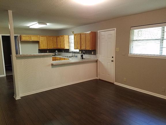 dinning area/open to kitchen