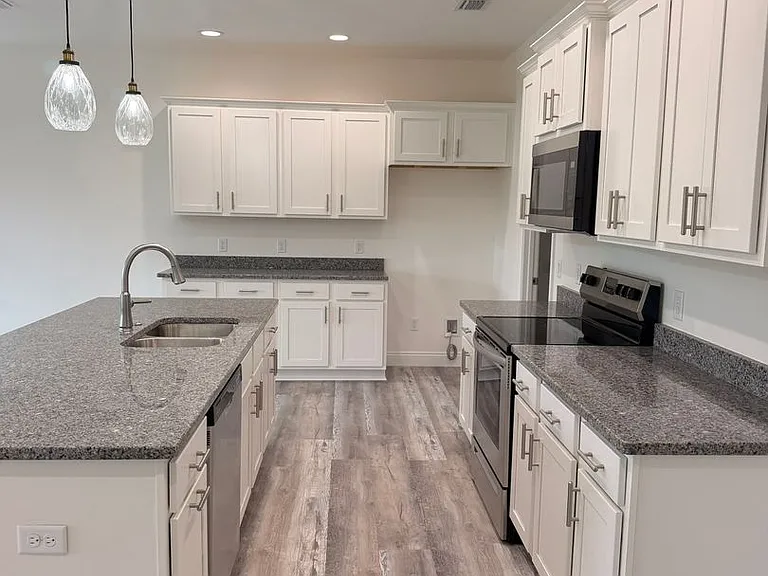 913 Plantation Dr — Photo 3