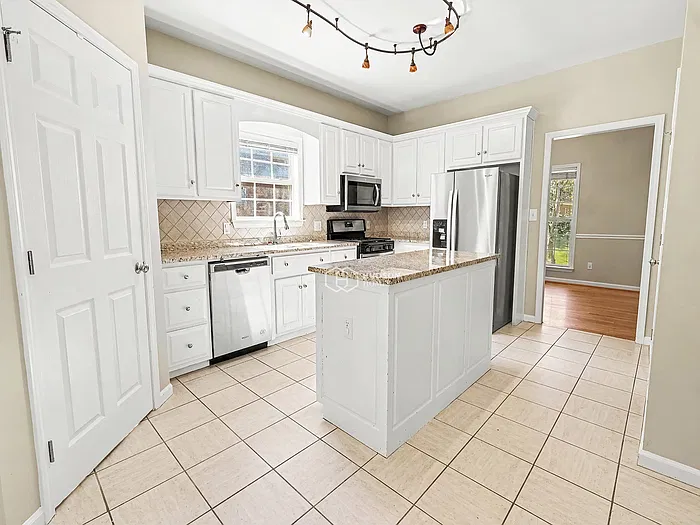4 bed, 2.5 bath, 1967 sqft, $2,315 — Photo 4