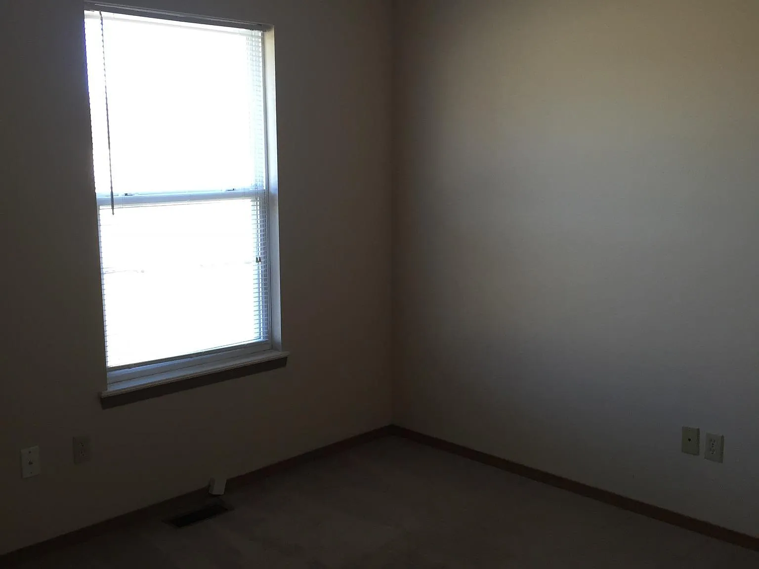 325 W Pawnee Ln — Photo 1