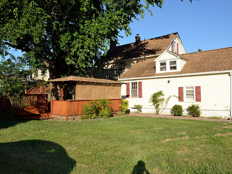 2003 Maple Ave — Photo 2