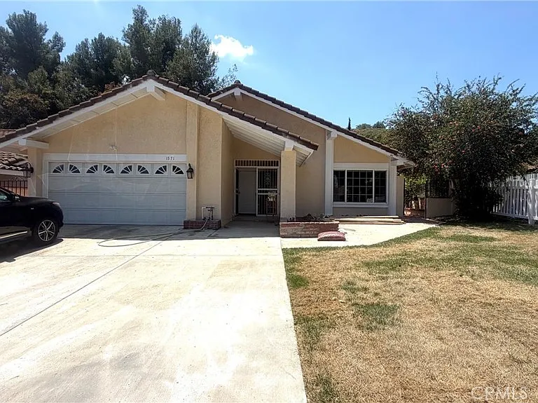 1571 Kiowa Crest Dr — Photo 1