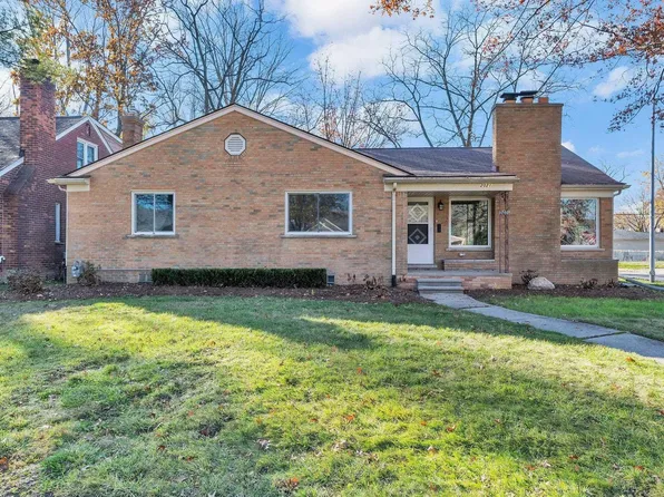 2021 Huntington Blvd, Grosse Pointe Woods, MI 48236