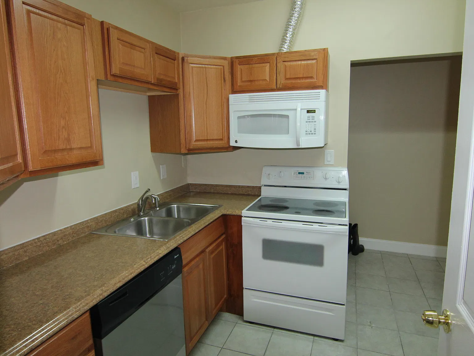 2 bed, 1.5 bath, 725 sqft, $1,800 — Photo 4