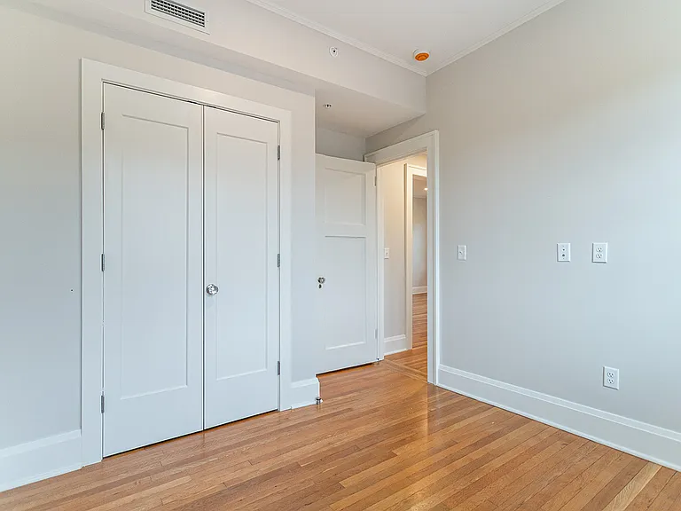 215 E Chestnut St #402 — Photo 10