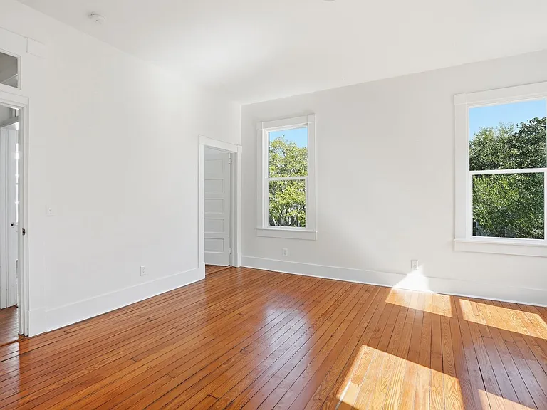 809 E Henry St — Photo 32
