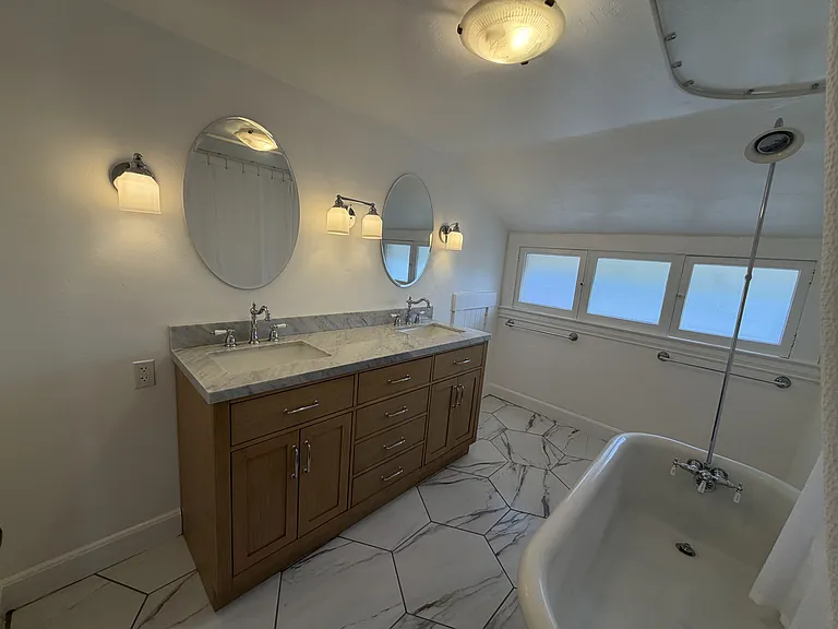upstairs full bathroom