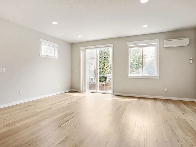 Lincoln Townhomes — Photo 12