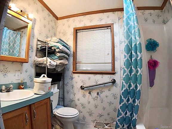 4th image of 80 Wesley Dr